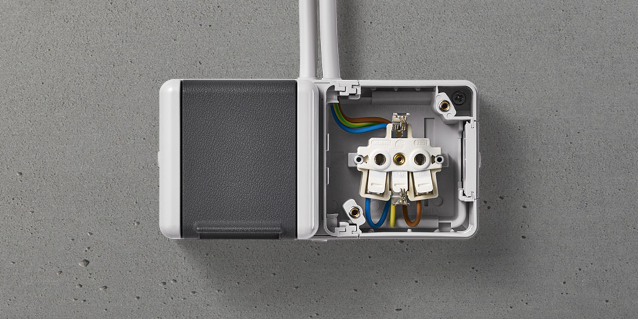 Doppelsteckdose mit Trennsteg bei Schmitt & Hemm Elektro GbR in Gaukönigshofen